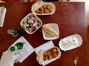 Currywurst, Wasabi-Kartoffelsalat und Blattsalat mit Ziegenfrisch ...
